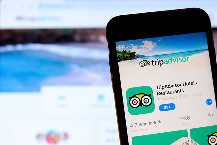 Celular con la app de tripadvisor