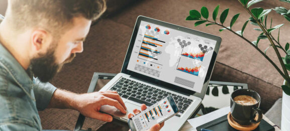 SM-Digital-tienda-online-ecommerce-13-herramientas-tecnologicas-para-desarrollar-tu-tienda-virtual-hombre-celular-portatil-1